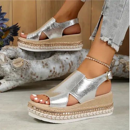 Sandalias con plateau a la moda para las mujeres