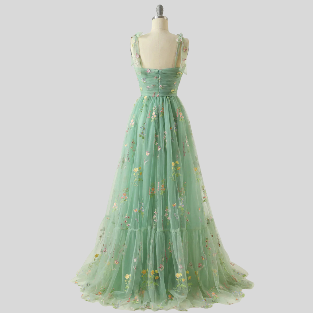 Elegante abito da ballo in tulle ricamato