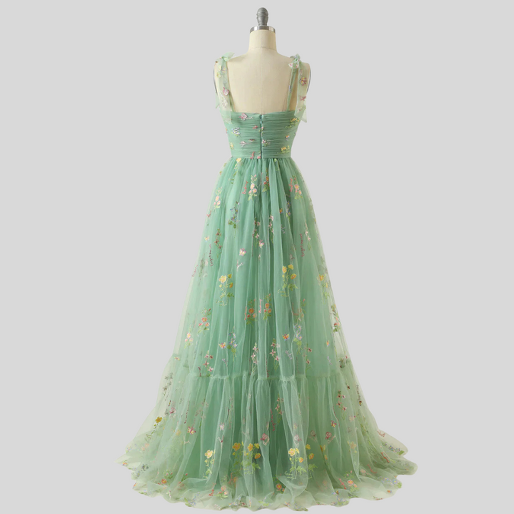 Elegante abito da ballo in tulle ricamato