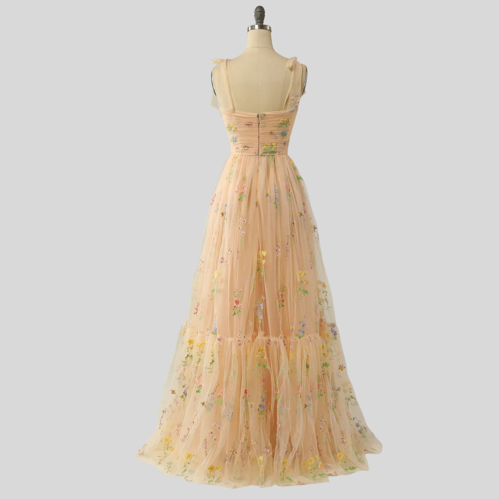 Elegante abito da ballo in tulle ricamato