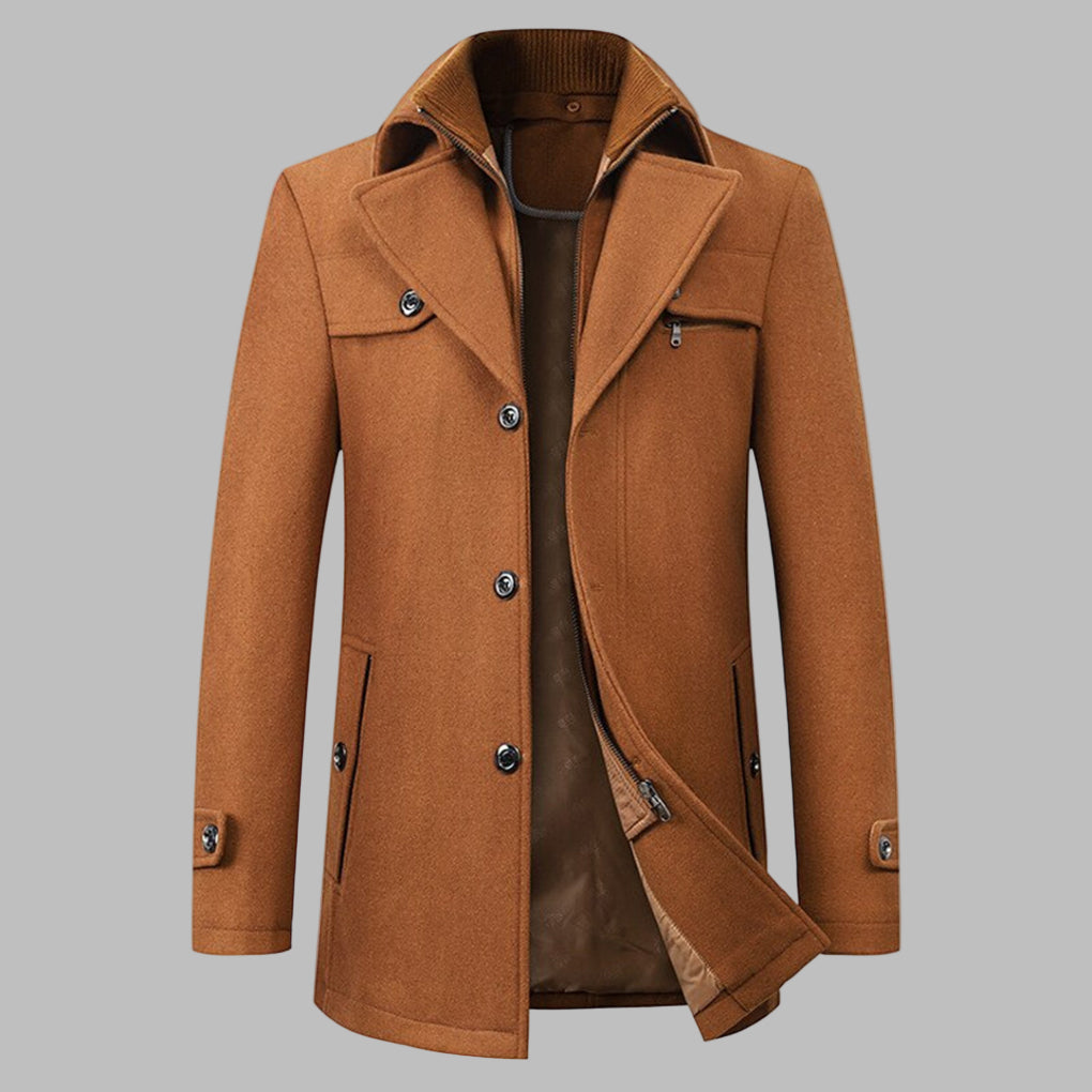 Bruine heren winterjas met knopen, hoge kraag en zakken. Stijlvolle wollen mantel voor koude seizoenen. Perfect voor modieuze winteroutfits.