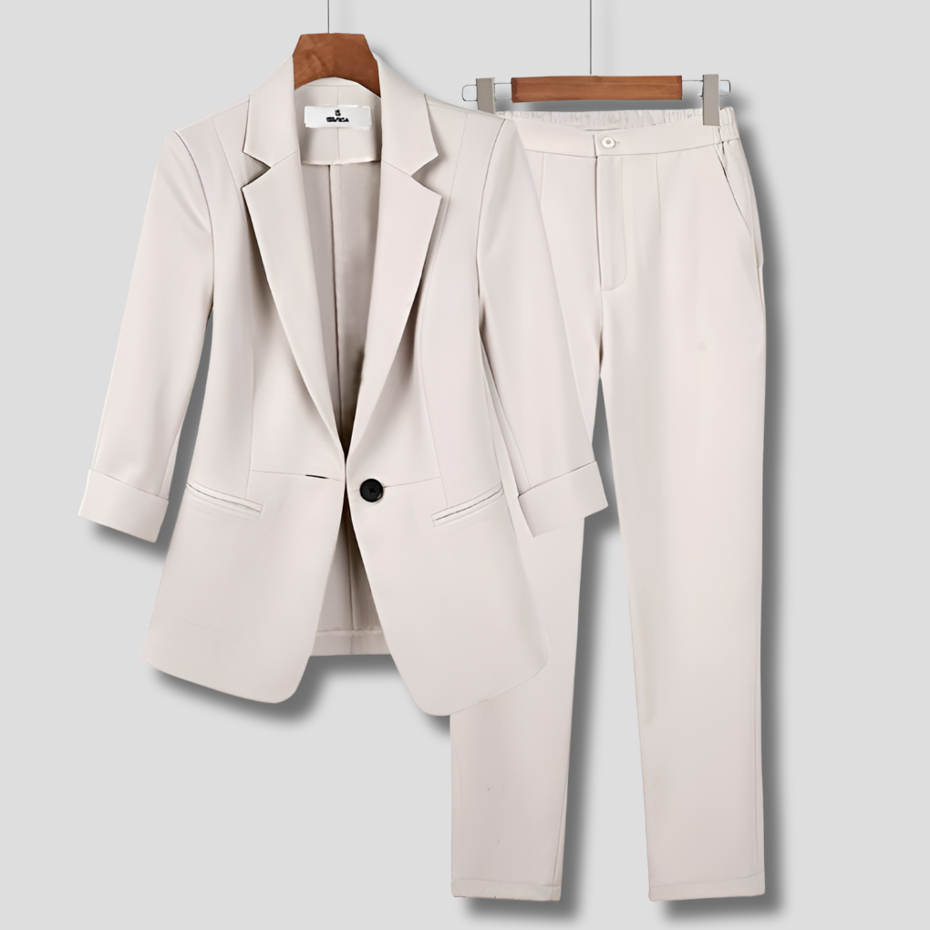 Conjunto elegante de mujer con blazer y pantalones