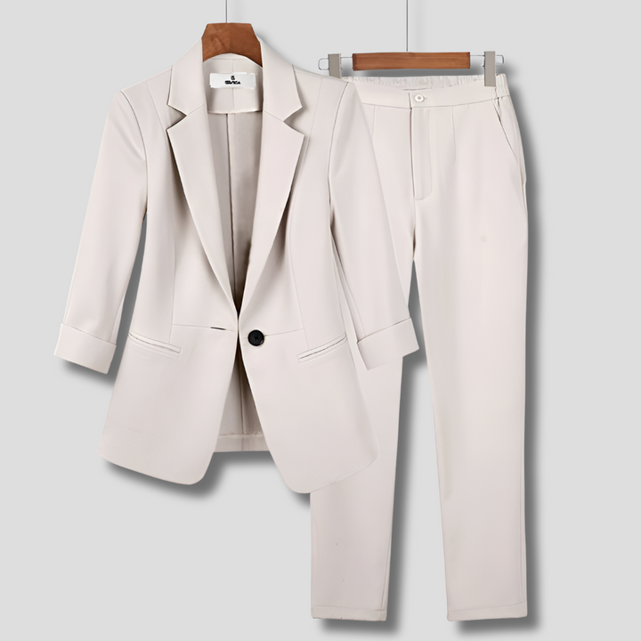 Conjunto elegante de mujer con blazer y pantalones