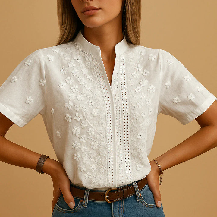 Blusa blanca bordada con cuello alto