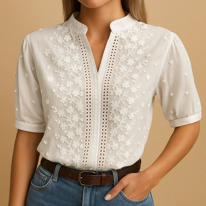 Blusa blanca bordada con cuello alto