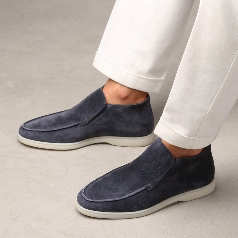 Elegant men's moccasin in calf suede leather