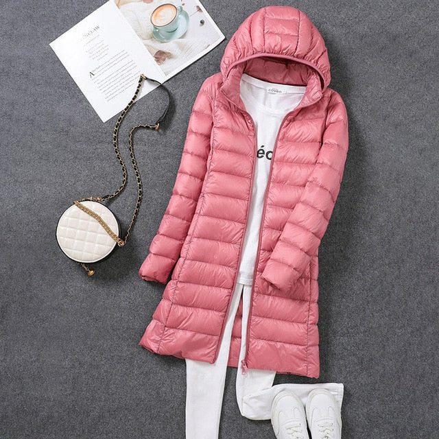Piumino lungo con cappuccio staccabile da donna: resta al caldo e alla moda per tutta la stagione