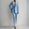 Conjunto elegante de mujer compuesto por blazer y pantalones de cintura alta