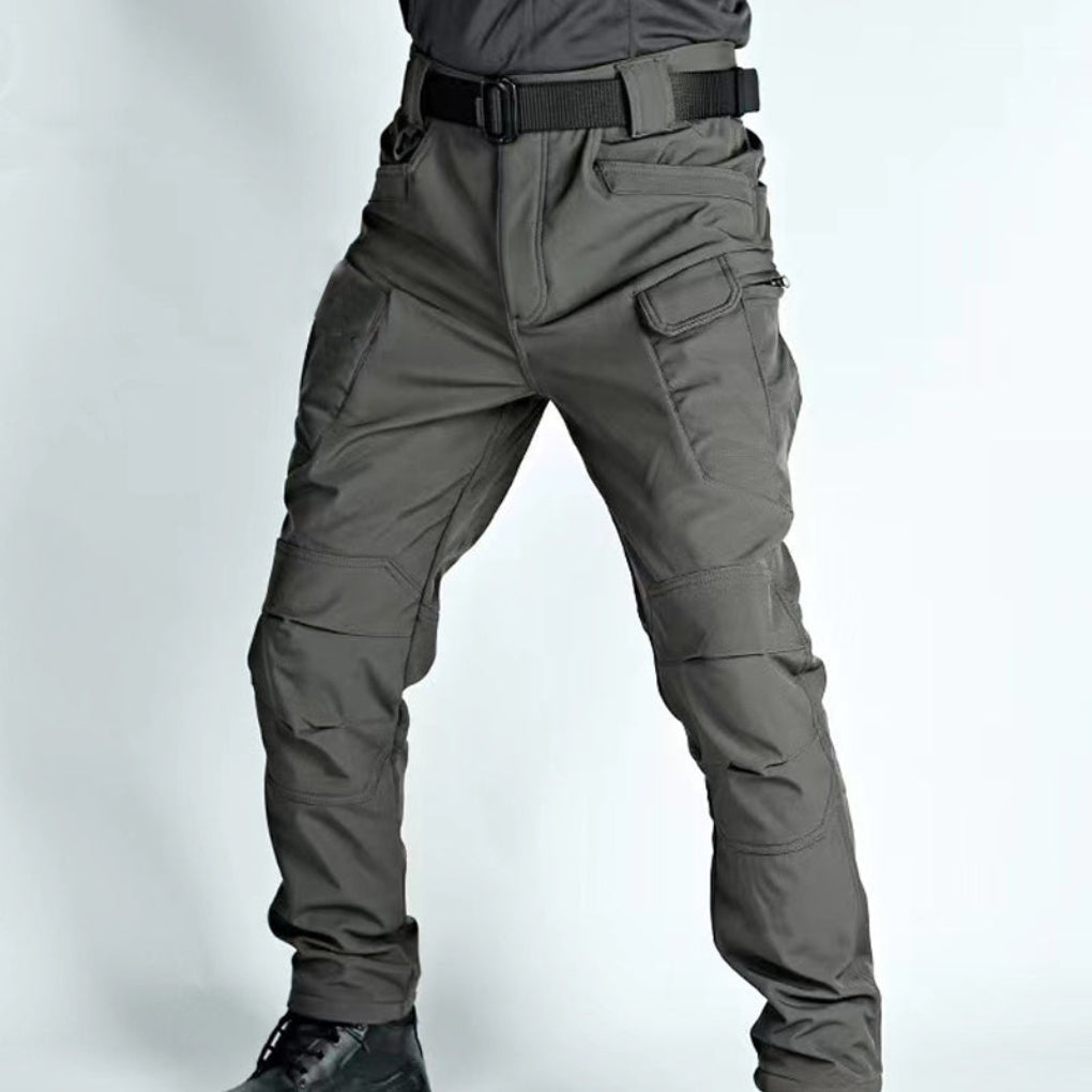Pantaloni da trekking da uomo: pratici e versatili per le avventure all'aria aperta