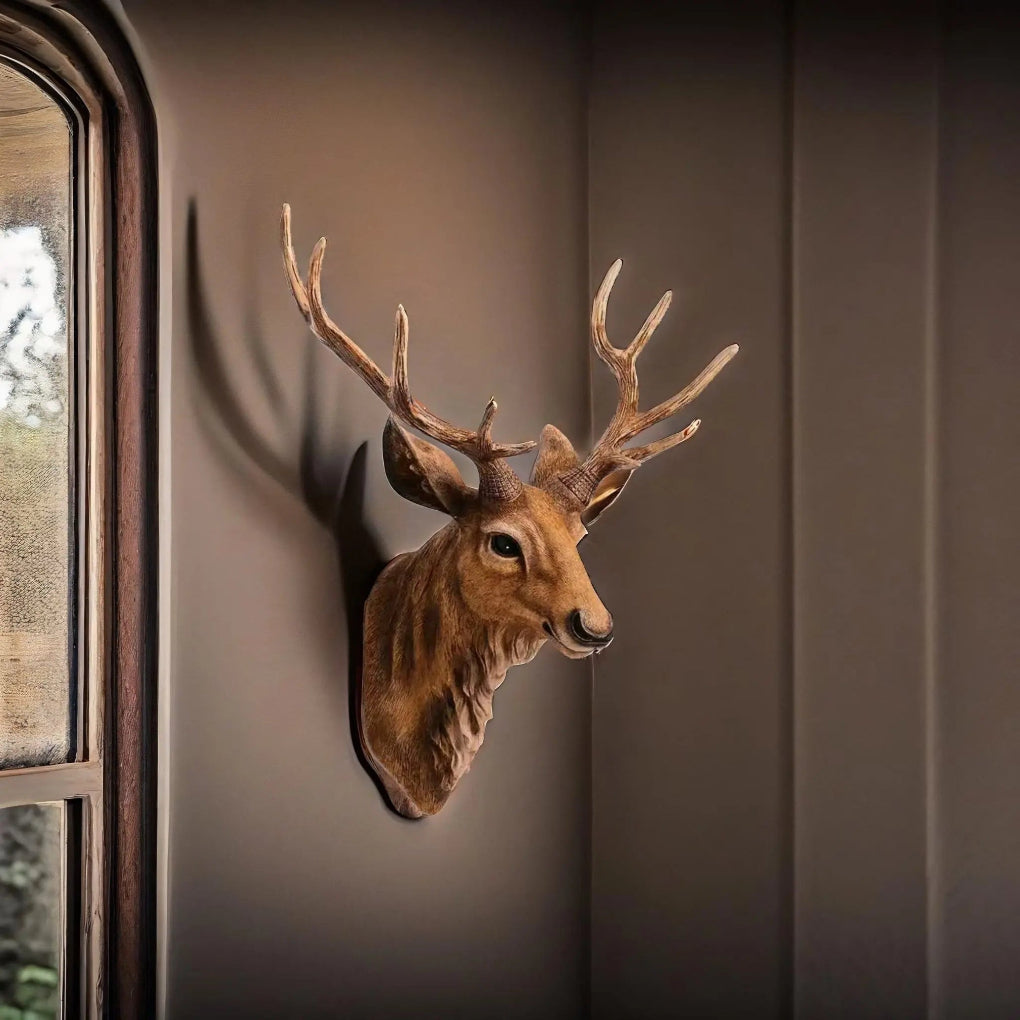 Decorazione da parete con testa di cervo maestosa
