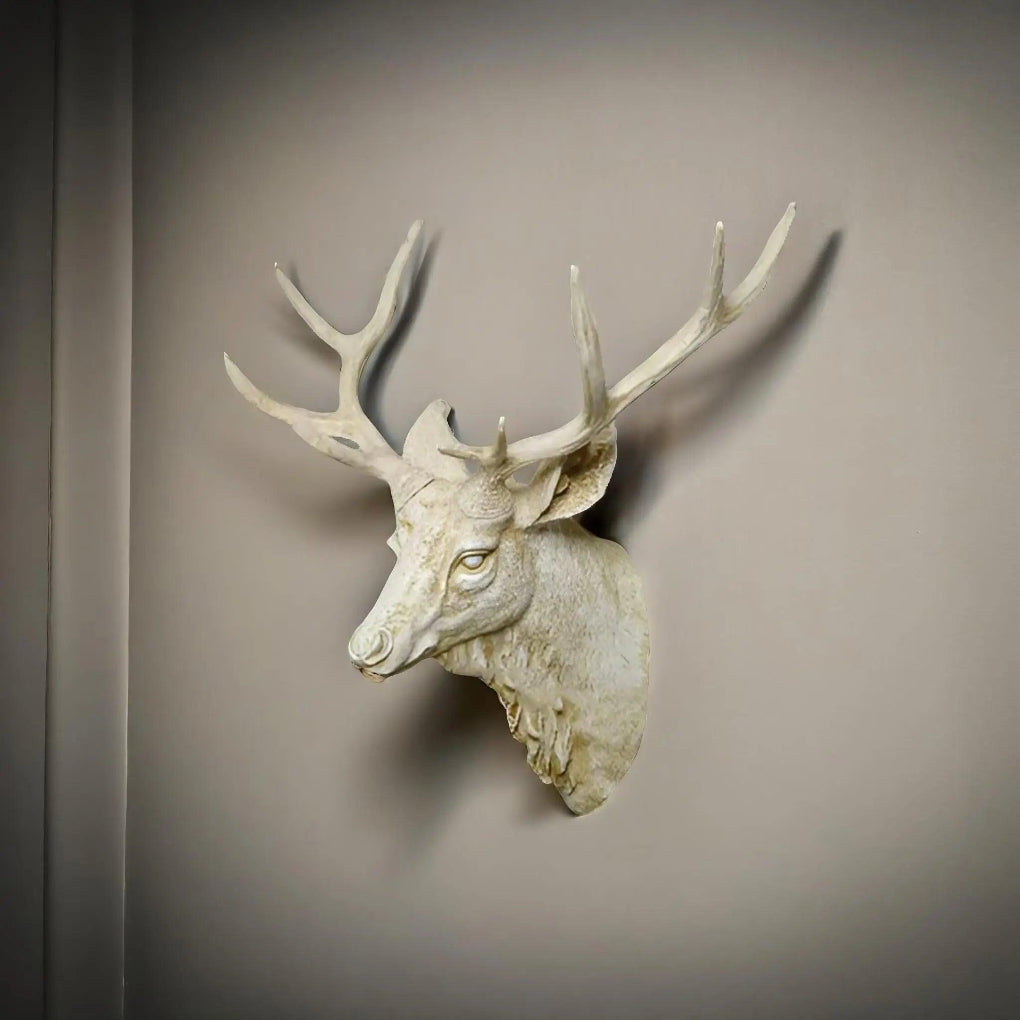 Decorazione da parete con testa di cervo maestosa