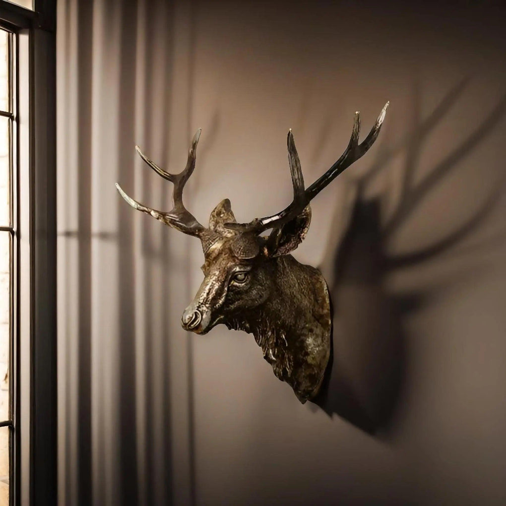 Decorazione da parete con testa di cervo maestosa