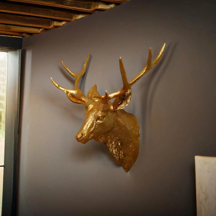 Decorazione da parete con testa di cervo maestosa
