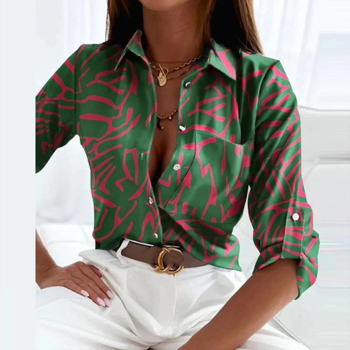 Women's blouse with pointed collar tailored to fit