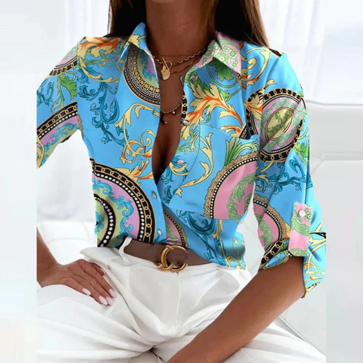 Women's blouse with pointed collar tailored to fit